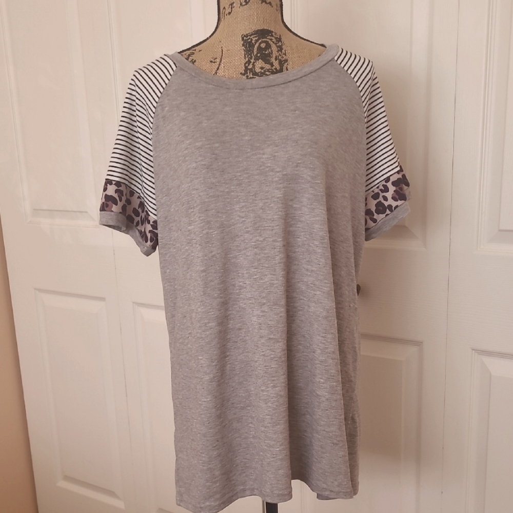 🐆Gray Striped/leopard Top